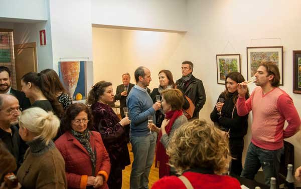 Personas en una exposición de arte en el Centre Cultural Russo-Català.