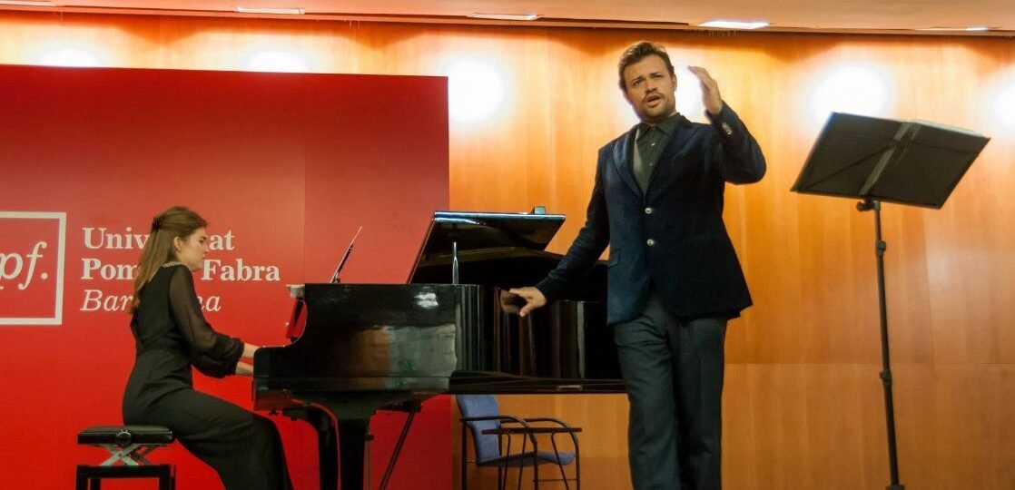 Pianista i cantant en actuació al Centre Cultural Rus-Català.