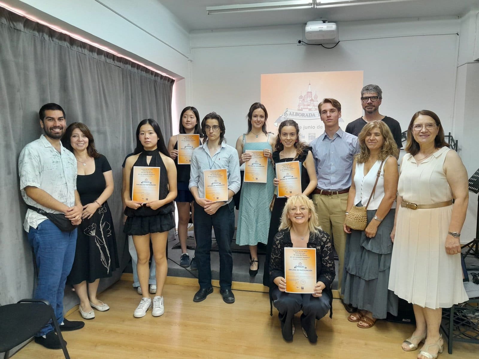 Grupo de estudiantes y profesores en ceremonia de reconocimiento.