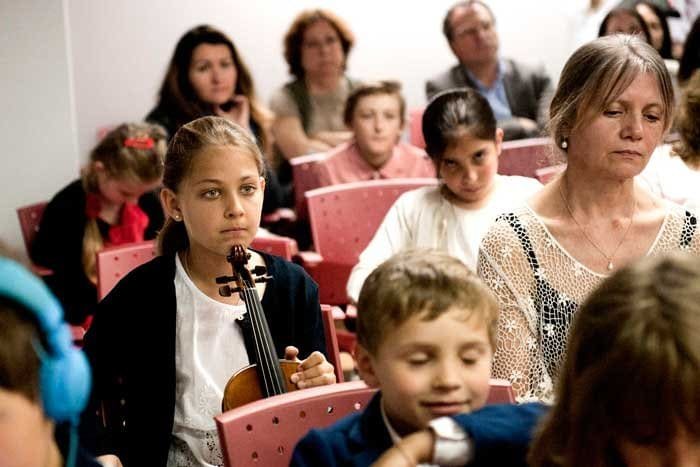 Niña con violín en concierto infantil en Centre Cultural.